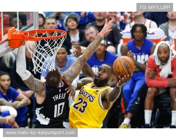 湖人稳扎稳打，詹姆斯笑着说“我们还没完”——篮球赛场上的坚持与梦想